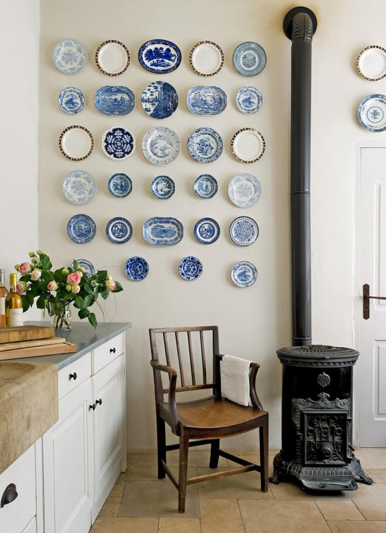 porcelanowa dekoracja - kompozycja talerzy na ścianę w domu