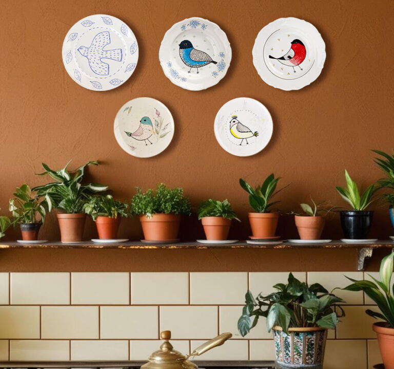 talerze na ścianę w kuchni