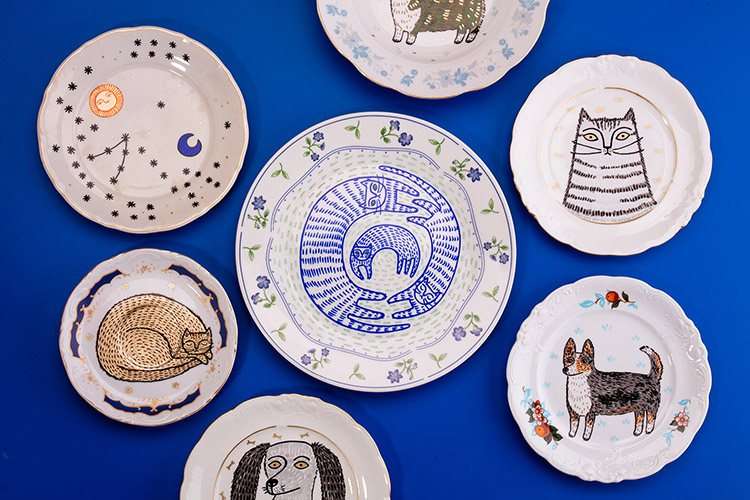 Jak zawiesić talerz na ścianie. Talerze na ścianę wiszące na niebieskiej ścianie