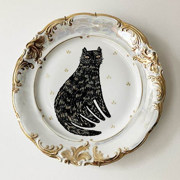 jak zawiesić talerz na ścianie przy użyciu wieszaka