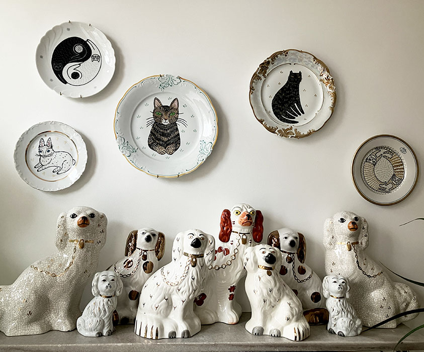 jak wyeksponować talerze na ścianie