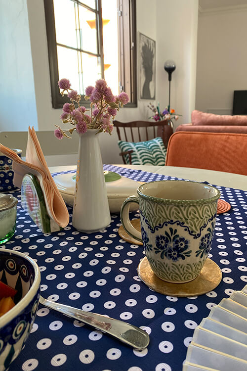 ceramika Bolesławiec, stół z kubkiem i miską