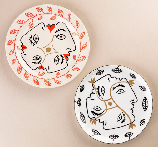 Talerz porcelanowy na ścianę zdobiony twarzami