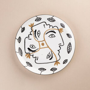 Talerz porcelanowy na ścianę zdobiony męskimi twarzami