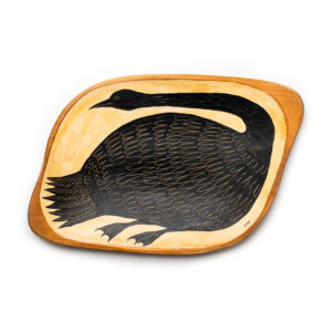 obraz łabędź na drewnianym półmisku