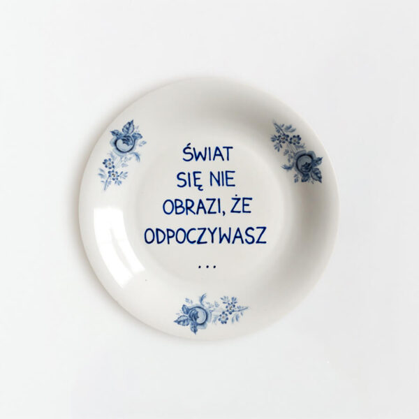 talerz na ścianę - świat się nie obrazi, że odpoczywasz - sentencja